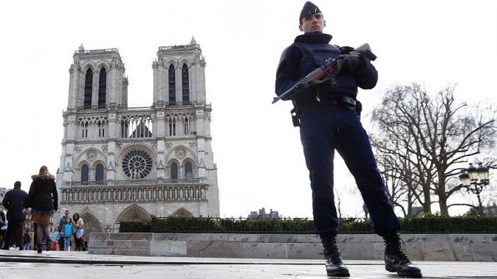 2 detained after gas canisters found near Paris` Notre Dame 